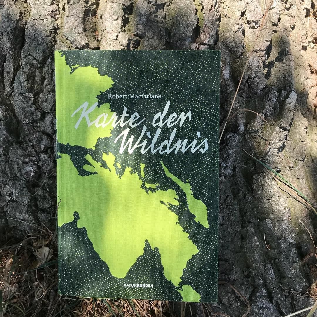 Unter Bäumen lesen „Karte der Wildnis“ – Leben mit Büchern